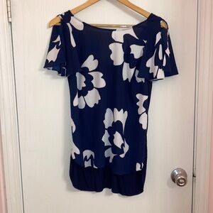 Kaari Blue navy blue and floral white top with v neck back